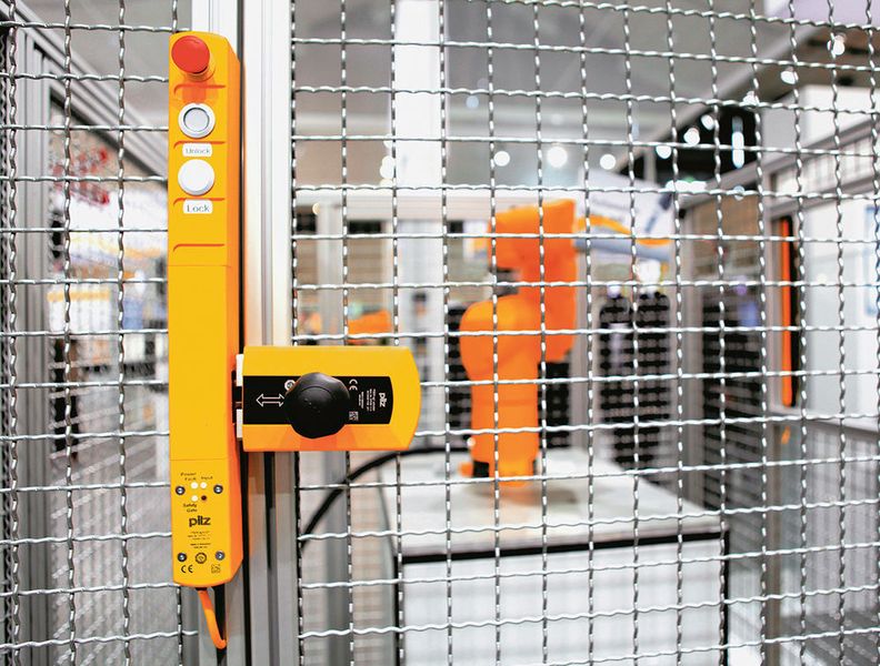 Safety: Bei Öffnung einer Schutztür müssen Gefahr bringende Maschinenbewegungen stillgesetzt und das Wiederanlaufen verhindert werden. Dabei dürfen die Schutzeinrichtungen weder zu umgehen noch manipulierbar sein. (Pilz)