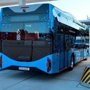 Abgesehen von der Möglichkeit, Wasserstoff zu tanken und Akkus zu laden, handelt es sich beim Neubau in Passau um eine konventionelle Tankstelle.(Bild:  Diehl – VCG)