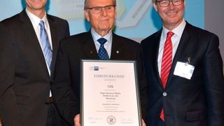 (v.l.n.r.): Prof. Dr. Ralf Jahn, Hauptgeschäftsführer der IHK Würzburg-Schweinfurt überreichte Dr. Kurt Eckernkamp, Verleger und Aufsichtsratsvorsitzender bei Vogel Business Media, und Stefan Rühling, Vorsitzender der Geschäftsführung bei Vogel Business Media, die Ehrenurkunde der IHK Würzburg-Schweinfurt anlässlich des 125-jährigen Jubiläums in Anerkennung an die besonderen Verdienste des Unternehmens für die mainfränkische Wirtschaft. (Bild: Vogel Business Media)