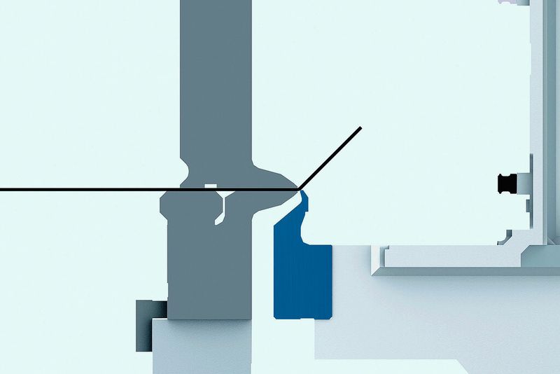 Beim Schwenkbiegen entsteht die Biegung am Blech über eine Schwenkbewegung des Biegewerkzeugs. Das Blech selbst ist dabei waagerecht eingelegt und durch Niederhalter fixiert. (Bild: Trumpf)