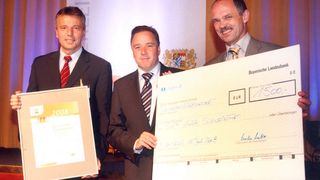 Markus Sackmann (Mitte), Bayerns Staatssekretär für Wirtschaft, Infrastruktur, Verkehr und Technologie, überreichte den Energiepreis an Werner Göbel (rechts) und Wolfgang Hümpfner von SKF. Bilder: SKF (Archiv: Vogel Business Media)