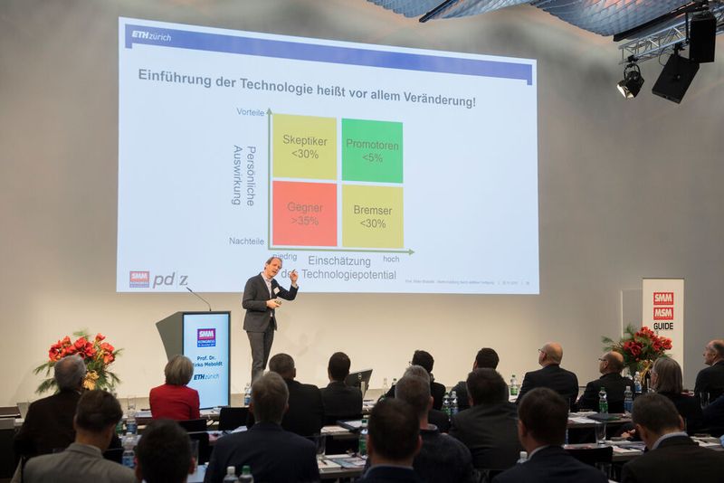 Den Auftakt zum SMM Kongress 2017 machte ETH Professor Mirko Meboldt. Er zeigte auf wie man durch den gezielten Einsatz von additven Fertigungsverfahren die Wertschöfpung erhöhen kann. (Thomas Entzeroth)