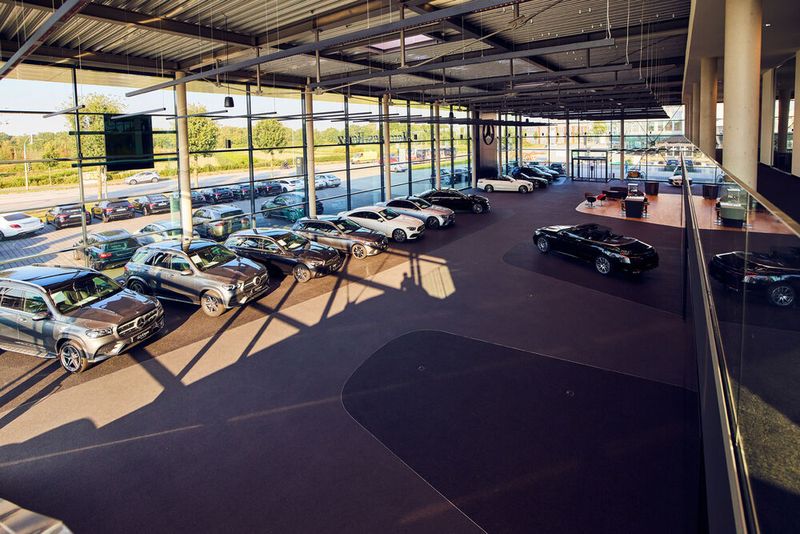 Das Unternehmen präsentiert 24 Fahrzeuge in der Ausstellungshalle auf drei Bühnen: Main-Stage, Smart-Stage und AMG-Stage.  (Bild: Walter Burmester GmbH / Medienkapitän UG)