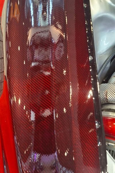 Auf Wunsch gibt's Karosserieteile auch aus Carbon, gerne auch in Sichtausführung mit fabrlich angehauchtem Klarlack.  (Bild: Dominsky –  »kfz-betrieb«)