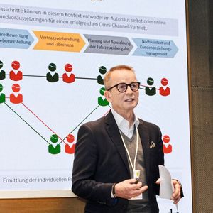 Professor Dr. Stefan Reindl von IFA stellte die Studie in Esslingen vor. (Bild:  Jens Rehberg – »kfz-betrieb«)