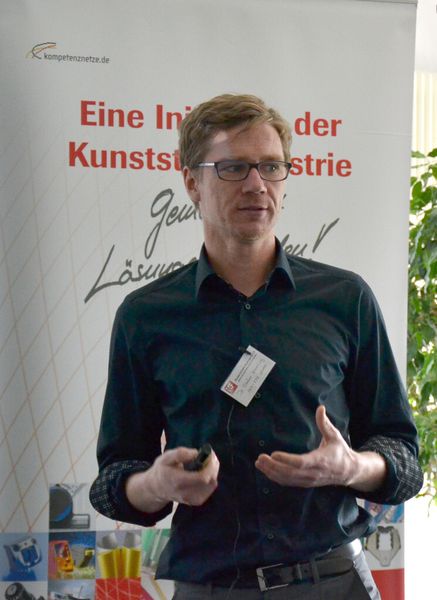 Dr. Stefan Kremling vom SKZ-KFE aus Würzburg vermittelte einen umfassenden Überblick über die verschiedenen Prüfmethoden, die das Bauteil nicht zerstören, um Qualitätsfragen zu beantworten. (Bild: KNF)