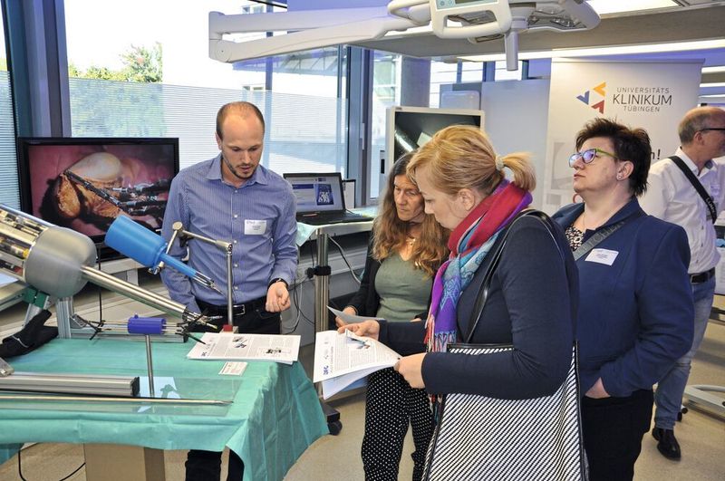 An dem Event nahmen Unternehmer und Experten aus Polen, Japan, Italien, Belgien, Frankreich und Deutschland teil. Sie konnten in Live-OP-Übertragungen sowie praktischen Übungen im OP des Instituts für Klinische Anatomie und Zellanalytik in Tübingen mit Ärztlichen Direktoren und Oberärzten diskutieren und gemeinsam neue Ideen für Instrumente und Verfahren entwickeln. (Zabel / Bio Regio Stern)