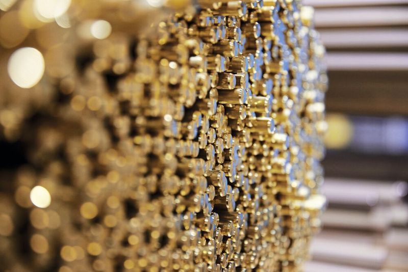 E-Zeebrass: Durch das Zulegieren von Magnesium erzeugt Diehl Brass Solutions eine sehr gut zerspanbare bleifreie Messinglegierung. Ausschlaggebend für die gute Warmumformbarkeit ist der β-Phasenanteil im Gefüge, welcher zu sehr guten Formfüllungseigenschaften und rissfreier Ausformung von Graten bei moderaten Umformkräften führt.  (Bild: Diehl Brass Solutions)