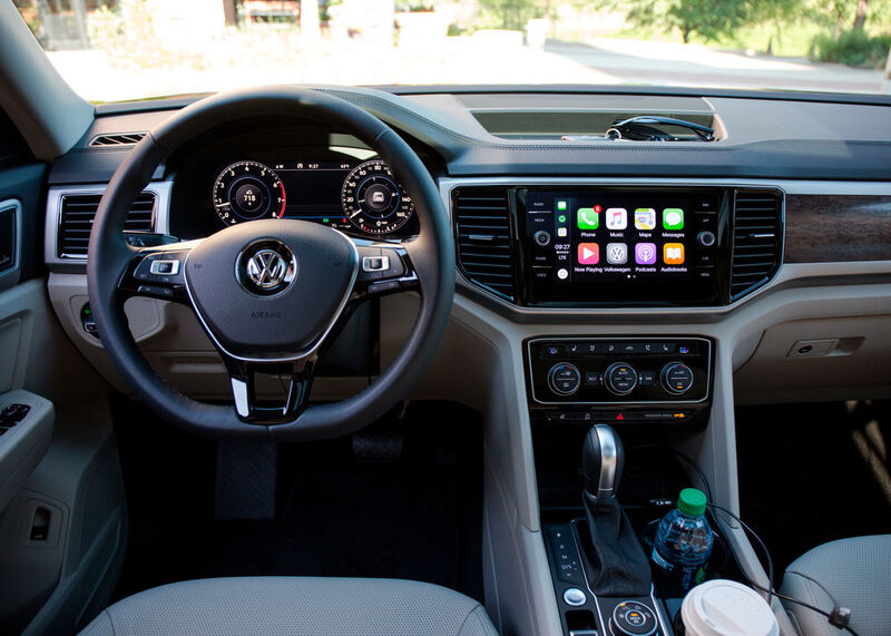 Das Cockpit ist in VW-Manier kantig gezeichnet. (Jeff Jablansky)