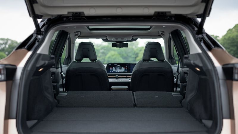 Der Kofferraum des Nissan Ariya schluckt ordentlich Gepäck weg.  (Bild: Nissan)