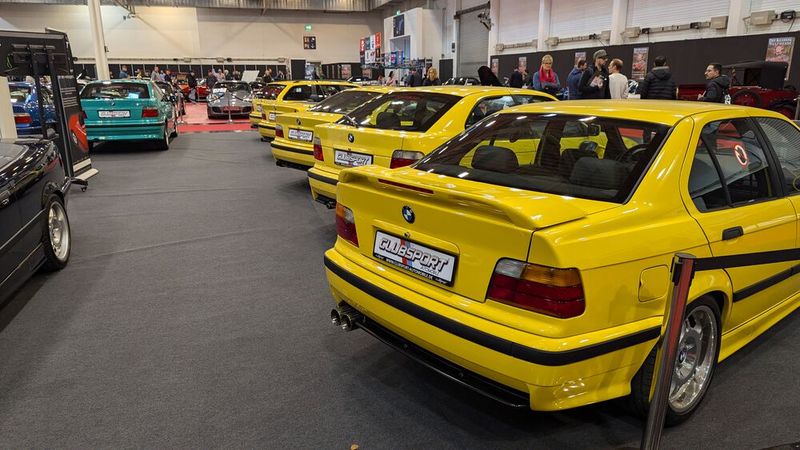 Hier sind alle Karosserievarianten des BMW 3ers der Baureihe E36 in der Farbe Dakar-Gelb zu sehen. (Bild: Rosenow – VCG)