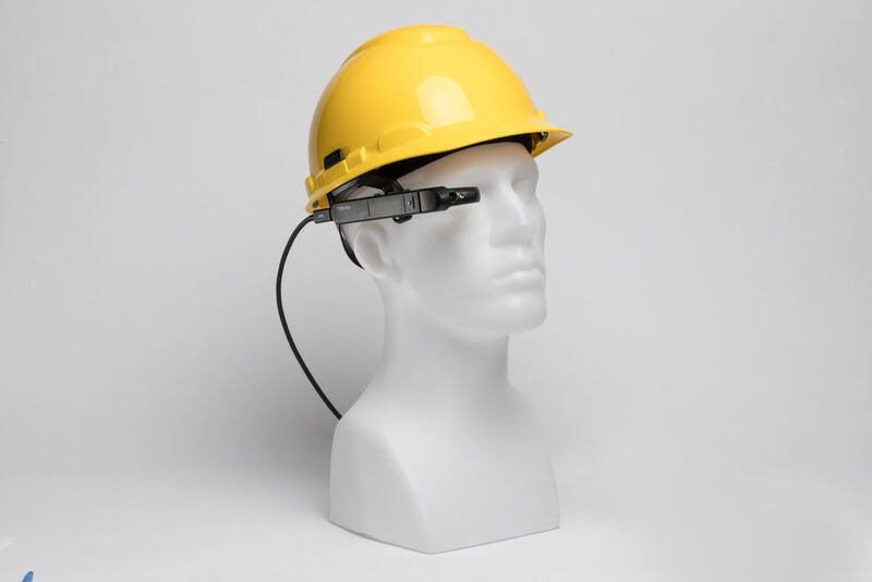 ... oder auch an einem Helm. Das Gerät enthält neben einem Display auch Kamera, Mikrofon und Lautsprecher. (Toshiba)