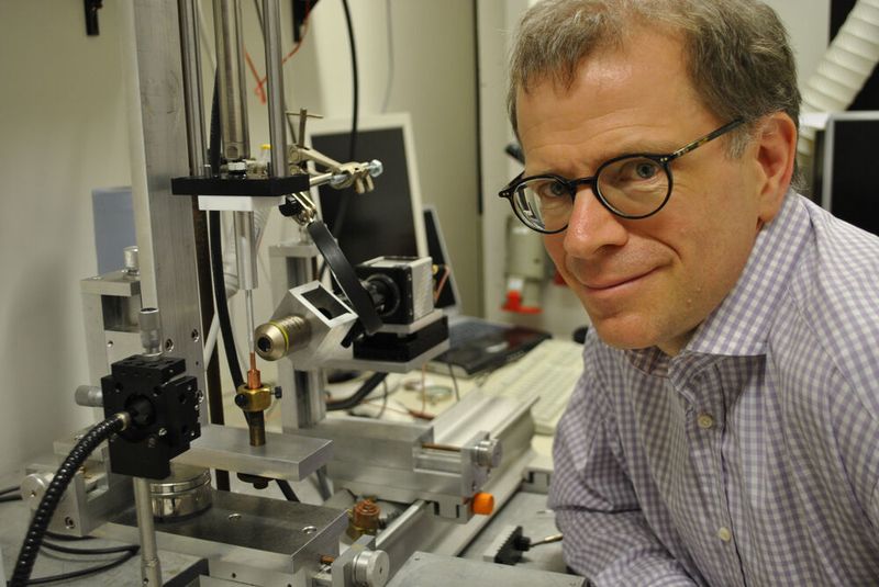 Professor Christian Wagner mit dem Apparat für die Tropfenexperimente. (Claudia Ehrlich)