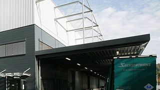 Am Standort Oberesslingen/Sirnau hat das Mercedes-Benz-Werk Untertürkheim seine neue Leergut-Logistik-Halle vorgestellt. Dort bündelt die Daimler AG die Serienverpackungslogistik von Mehrweg-Ladungsträgern. Bild: Daimler AG (Archiv: Vogel Business Media)
