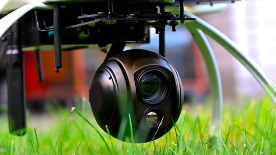 Die Sensorik ermöglicht Echtzeit-Bilder aus der Luft und verbessert die Lageeinschätzung für Einsatzkräfte.(Bild:  DLR-FOTOMEDIEN)