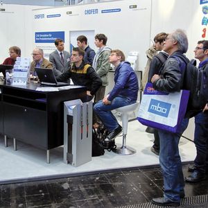 Auf dem Messestand können interessierte Messebesucher unter Anleitung in kleinen Gruppen an Übungsplätzen selbst Erfahrung sammeln.