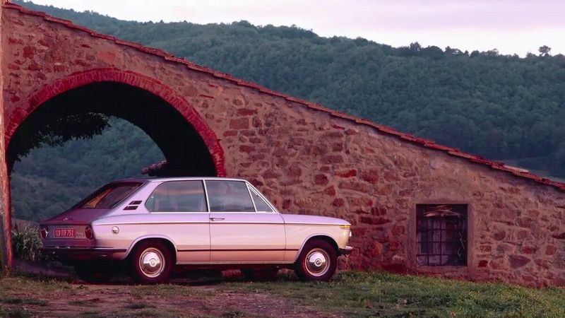 Der BMW 02 Touring wies den Weg in die Zukunft des sportiven Lifestylekombis, fuhr aber seiner Zeit noch zu weit voraus. (Bild: BMW AG)