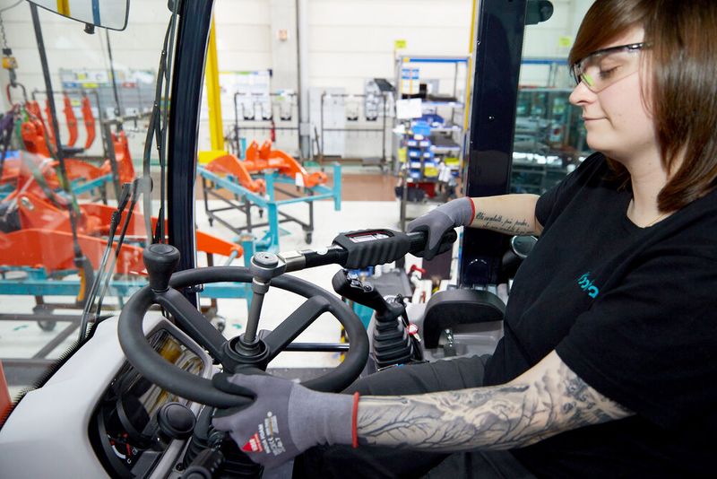 Die Lenkradmutter am Radlader wird mit einem Q-Shield auf 40 Newtonmeter angezogen. Die Verschraubung ist sicherheitsrelevant. Das Drehmoment muss also kontrolliert und dokumentiert werden. Dazu nutzt das Werkzeug WLAN mit der übergeordneten IT von Kubota.  (Bild: Desoutter / R. J. Vogel)