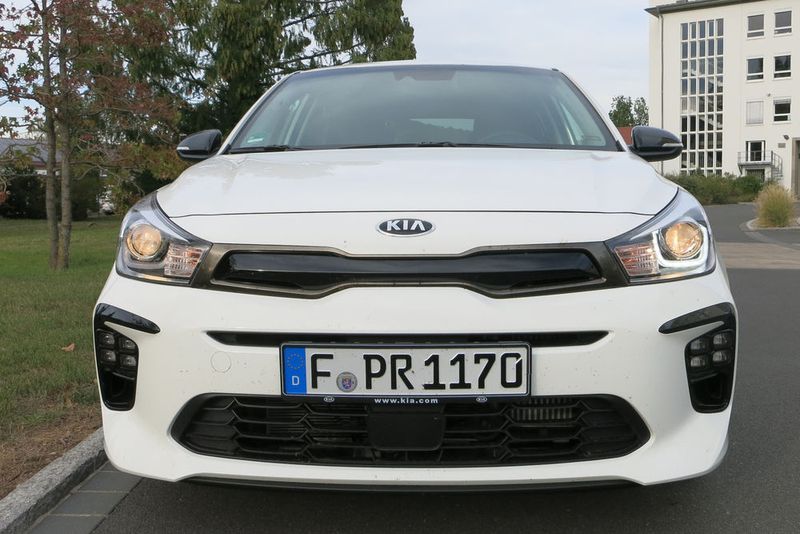 Den markentypischen Tiger-Nose-Grill gibt es auch beim Kleinwagen. (Bild: Schreiner/»kfz-betrieb«)