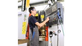 Bei Marxer Novotech wird der Maschinenpark permanent den neuesten Erfordernissen angepasst. (Bild: Panolin)