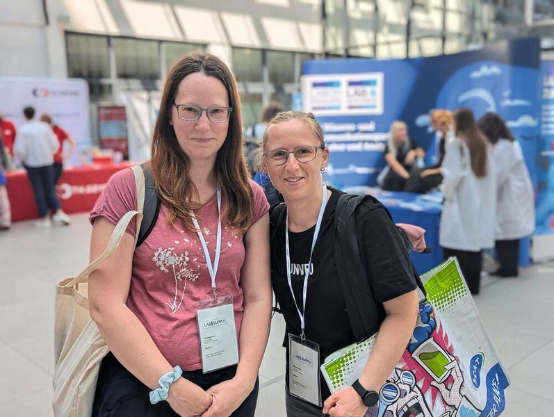 Besucherstimmen der LAB-SUPPLY Berlin 2025  Pia Sy (l.) und Kerstin Weidner – Bundesinstitut für Risikobewertung:  Weidner: „Das ist nicht unsere erste LAB-SUPPLY, wir sind Wiederholungstäter. Es gibt jedes Jahr neue interessante Sachen zu entdecken, für die es sich lohnt, wieder herzukommen. Gerade auch zum Thema Nachhaltigkeit.“    Sy: „Es ist immer sehr schön, wenn man ohne große Anreise eine Labormesse besuchen kann. Weil der Weg kurz ist, wird so ein Messebesuch auch eher genehmigt als eine lange Dienstreise über mehrere Tage.“    Mehr Infos zu den kommenden LAB-SUPPLY-Messen finden Sie auf www.lab-supply.info (Bild: VCG – Lüttmann)