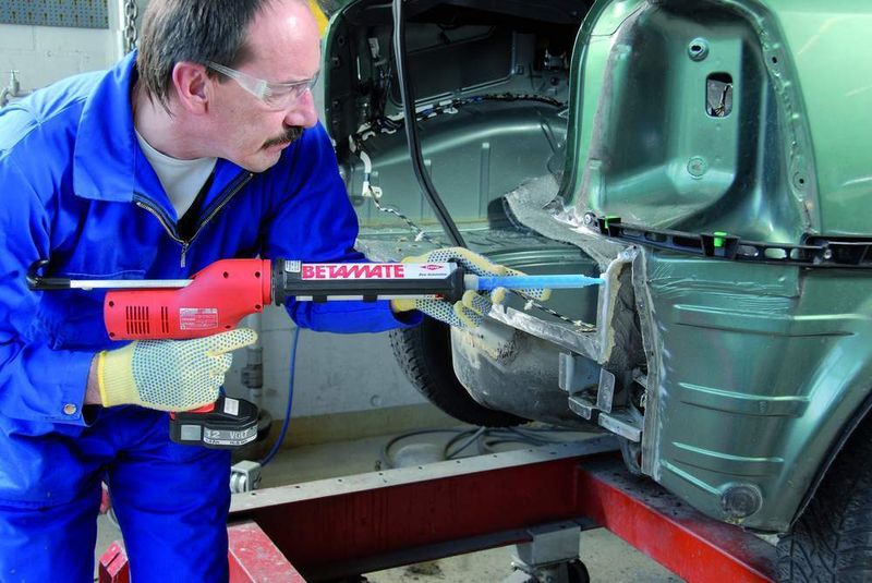 Die Kartusche sieht aus wie eine Einkomponenten-Kartusche und kann mit vorhandenen Applikationen (Kleberpistole) verarbeitet werden. (Archiv: Vogel Business Media)