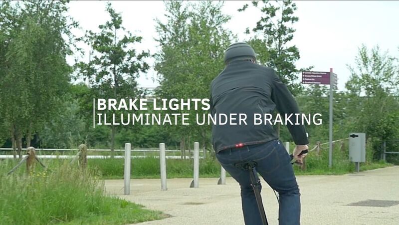 Bremst der Radfahrer, werden zudem LED-Bremslichter hinten an der Jacke aktiviert. (obs/Ford-Werke GmbH)