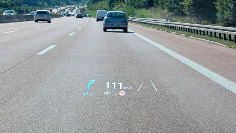 5. Die Assistenten: Assistenten gibt es in der Sportlimousine, analog zu den Komfortfunktionen, jede Menge – von einem Abbiegeassistenten über einen Aufmerksamkeits- und Ausweichassistenten bis zu einem intelligenten Fahrassistenten. Was soll da noch schiefgehen, mag man sich fragen. Das Problem ist, dass die zahlreichen Helferlein oftmals so überreagieren, das man sie lieber ausschaltet. Das gilt vor allem für den Spurhalteassistenten, der die Fahrlinie ständig und sehr unsanft korrigiert. Auch der Aufmerksamkeitsassistent war auf den Testfahrten übereifrig. Gefühlt ermahnte er die Fahrerin alle 500 Meter, sich auf den Verkehr zu konzentrieren, obgleich der Blick immer auf die Straße gerichtet war, manch ein Mal überlappten sich sogar die Ansagen. Auch der Geschwindigkeitsassistent versagte des Öfteren (siehe Foto) und sorgte so für unnötiges Gebimmel und ermahnende Worte im Auto.  (Bild: Mauritz – VCG)