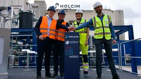 V.l.n.r.: Prof. Oliver Zielinski, Dr. Torsten Brinkmann (Hereon), Lisa Büscher (Holcim Deutschland) und Patrick Schiffmann (Cool Planet Technologies) drücken den „Roten Knopf“ zur Inbetriebnahme der Testanlage. (Bild: Hereon/Rabea Osol)