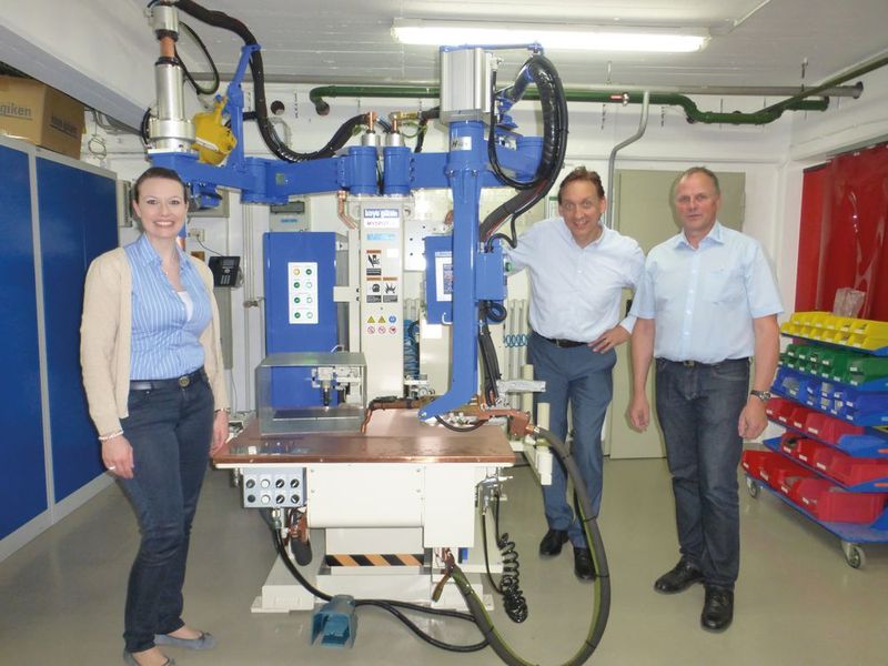Dietmar Boenninger (mitte, Mundan GmbH) und Stefan Schreiber (GSI SLV Duisburg) zeigten blechnet-Redkteurin Frauke Finus das Tisch-Punktschweißgerät Myspot live in Aktion. (VBM)