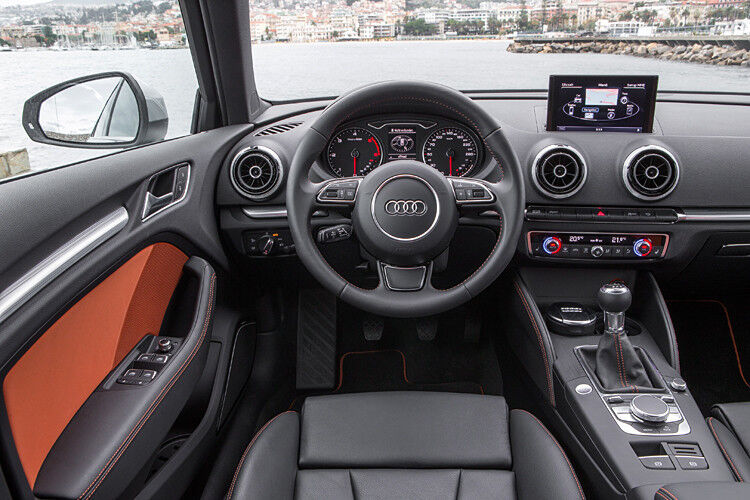 Auditypisch hochwertig wirkt das Cockpit. Aufgerüstet hat Audi beim Infotainment: Unter dem Begriff Audi connect bieten die Ingolstädter zahlreiche Infodienste an. Die Topversion bildet die MMI Navigation plus mit MMI touch und 7-Zoll-Monitor. Der kleinere Monitor hat 5,8 Zoll. Beide ... (Foto: Audi)