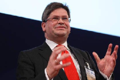 „Wir sehen in Deutschland sehr viel versprechende und hoch innovative Geschäftsideen und Firmengründungen im Bereich der pharmazeutischen und der industriellen Biotechnologie, aber es hapert zunehmend an den Rahmenbedingungen, wie der steuerlichen Forschungsförderung“, sagt Dr. Peter Heinrich, Vorstandsvorsitzender der Bio Deutschland, Berlin.  (Bild: Bayern Innovativ)