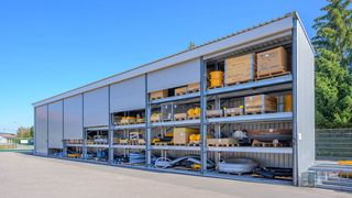 Die luftdurchlässige Plane des Elvedi-Wetterschutzregals schützt die Waren vor sämtlichen Witterungseinflüssen. Wegen ihrer speziellen Unterkonstruktion hält sie auch starken Windkräften stand. (Elvedi)