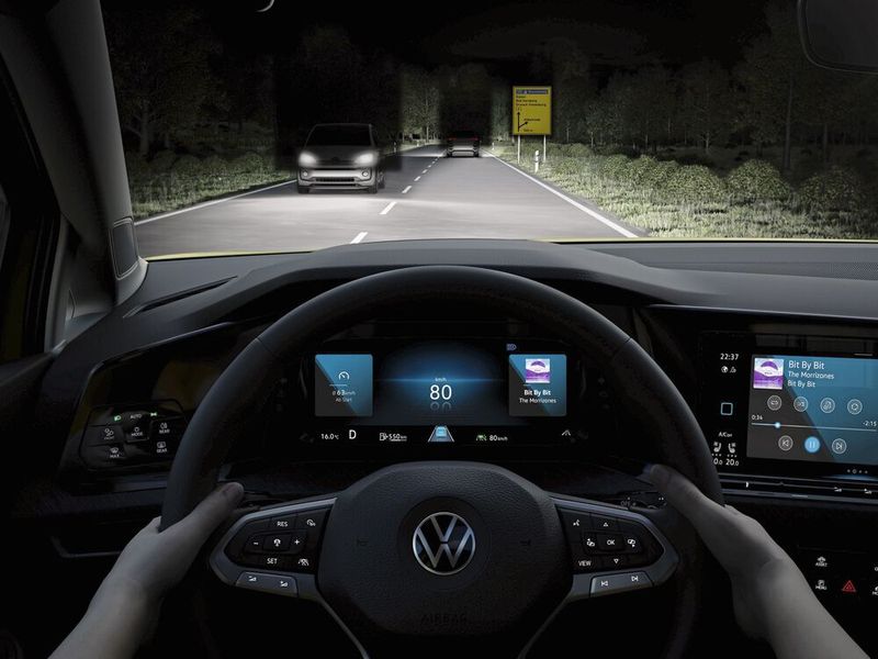 Das serienmäßige LED-Licht, das es auch in einer gehobenen Variante gibt, macht die Nacht zum Tag. (Volkswagen)