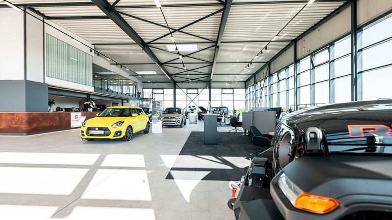 Das neue Autohaus steht auf einem 10.000 Quadratmeter großen Gelände, davon entfallen 700 Quadratmeter auf die Werkstatt und 750 Quadratmeter auf den Showroom sowie den Servicebereich. (Bild: Allrad Schmitt)