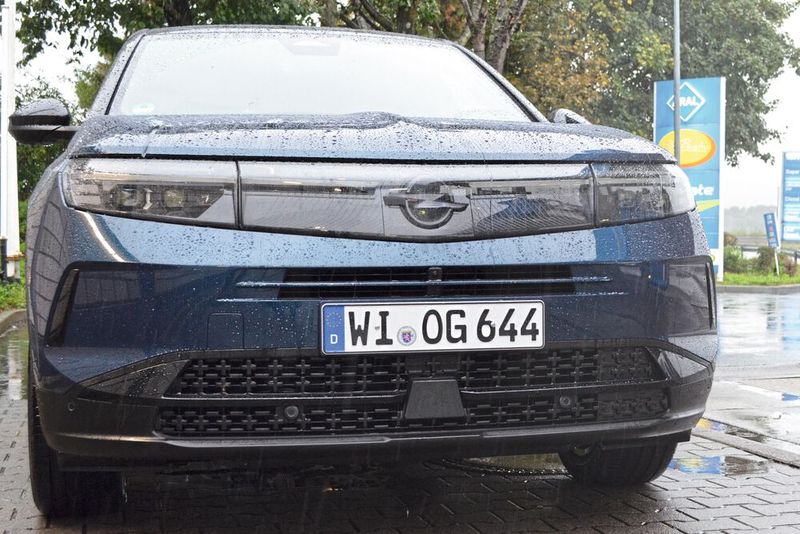 Die teuren „Intelli-Lux“-Scheinwerfereinheiten hängen an Sollbruchstellen, so dass sie gegebenenfalls bei mäßigem Aufpralldruck noch intakt in eine Knautschzone geschoben werden. (Bild: Rehberg / VCG)