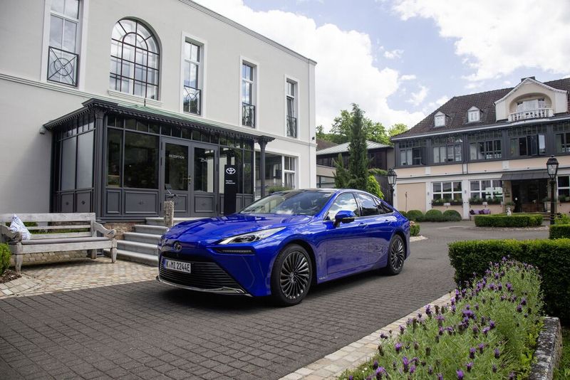 Noch ein Ladenhüter: Der Toyota Mirai ist neben Modellen von Hyundai eines der wenigen Pkw-Modelle mit Brennstoffzellenantrieb. Das könnte sich in China ändern.(Bild:  Toyota)