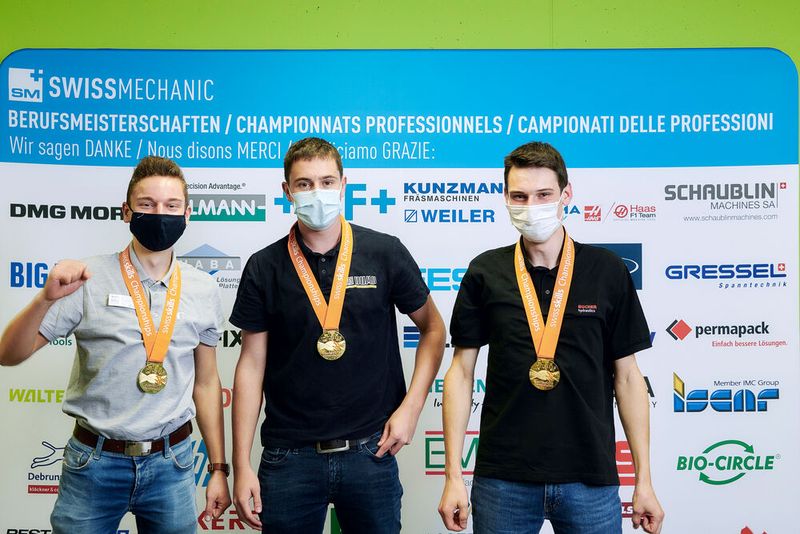 Gil Beutler, Polymechaniker-Automation, Fabian Leuenberger, Polymechaniker-CNC Drehen und Ivo Müller, Polymechaniker, CNC Fräsen bei der Siegerehrung zu den SwissSkills Championships 2020. (Bild: © Manu Friederich)