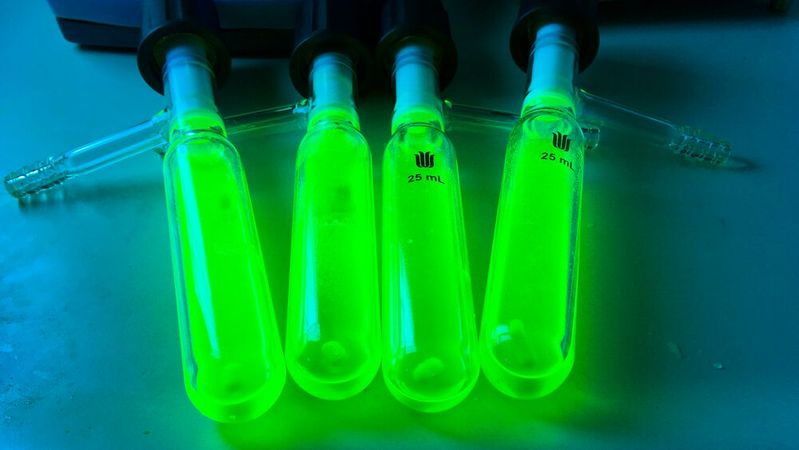 Material für OLED: Nicht nur beim Anlegen von Strom, sondern auch unter UV-Licht leuchtet CuPCP intensiv grün. Material für OLED: Nicht nur beim Anlegen von Strom, sondern auch unter UV-Licht leuchtet CuPCP intensiv grün.