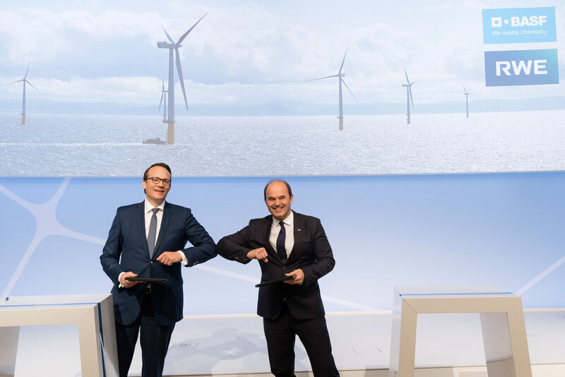 The CEOs of RWE and BASF, Dr. Markus Krebber and Dr. Martin Brudermüller, sign a letter of intent covering a wide-ranging cooperation for the creation of additional capacities for renewable electricity and the use of innovative technologies for climate protection. (BASF)