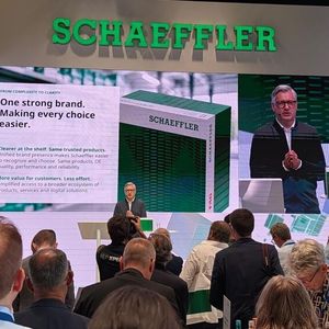 Jens Schüler, der bei Schaeffler die „Vehicle Lifetime Solutions“ verantwortet, stellte die neue Aftermarket-Dachmarke des Zulieferers vor. (Bild:  Rosenow / VCG)