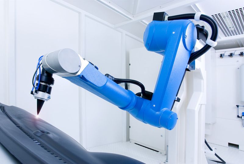 Das Systemkonzept der Jenopitk-Votan BIM-Serie basiert auf einer Strahlführung im Inneren des Roboters. Dies ermögliche die Nutzung von CO2-Lasern mit Leistungen bis zu 5 kW. (Bild: Jenoptik)