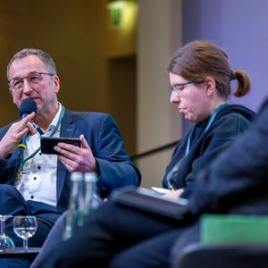 Günter Eggers, Vorstandsmitglied der GDA, bewegt sich souverän zwischen Moderation und Impulsvortrag.(Bild:  GDA)