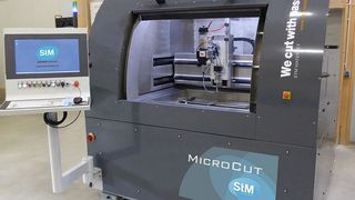 STM punktet nach eigener Aussage mit dem neuen Micro-Wasserstrahlsystem „Microcut MJ“ jetzt auch in der Massenproduktion von hochfunktionellen Miniaturbauteilen.  (STM Waterjet)