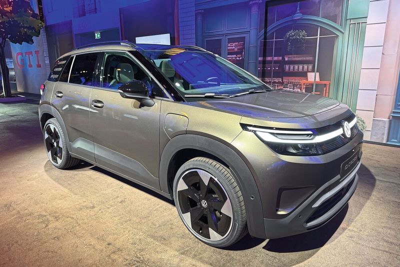 Mit 4.153 mm Länge ist der ID.Cross etwas größer als der T-Cross und positioniert sich als Einstieg ins elektrische SUV-Segment, ähnlich dem Geschwister ID.Polo im Kleinwagenbereich. (Bild: Achter – VCG)