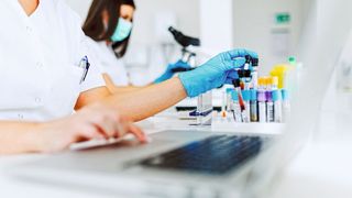 Digitalisierung im Labor leichter machen – dafür bietet Klinkner & Partner den Lehrgang „Digital Lab Scientist“ an (Symbolbild). (Bild: ©dusanpetkovic1 - stock.adobe.com)