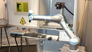 Bei der Kolltronic-Workstation wird die Lasergravur durch Roboter automatisiert. (Bild: Lehra)