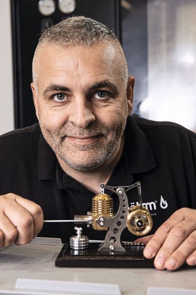 Mit viel Begeisterung und der Leidenschaft für filigrane Feinmechanik baut Hermann Böhm seine Stirling-Modelle. (Bild: Horn/Sauermann)