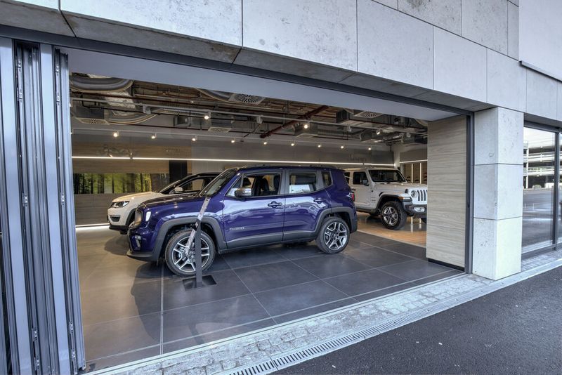 Eine Fensterfront zum äußeren Eingangsbereich hin lässt sich komplett auffahren. (FCA)