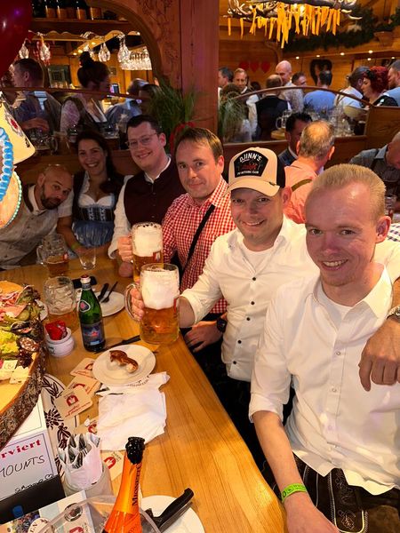 Einmal Zusammenrrücken (v. r.) Raphael Lechtenberg (OfficePartner), Mario Geiler (ALSO), Vladimir Osokin (ITZ), FelixFleischhauer (OffITs) und Sarah Vagdy (OTTO Office). (Bild: Vogel IT-Medien GmbH)